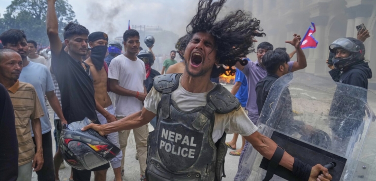 Νεπάλ: Πυρπολήθηκε το κοινοβούλιο μετά τον θάνατο 19 διαδηλωτών από την αστυνομία