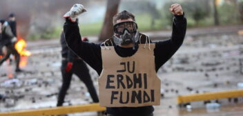 Γυρνώντας σπίτι απ’ την εξεγερμένη Αλβανία